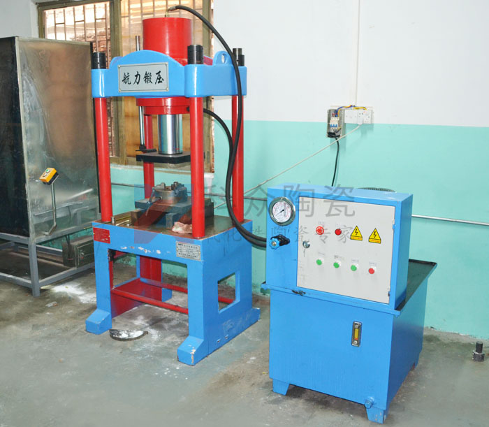 工業(yè)陶瓷干壓成型時(shí)應(yīng)注意什么?